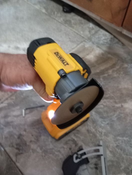 Mini flex dewalt cu baterie de 6A