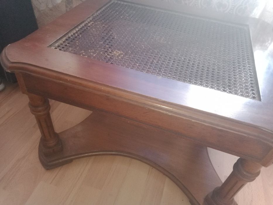 Masa veche lemn tratat perfecta pt a savura cafeaua