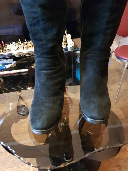 Продам зимние замшевые женские сапоги.