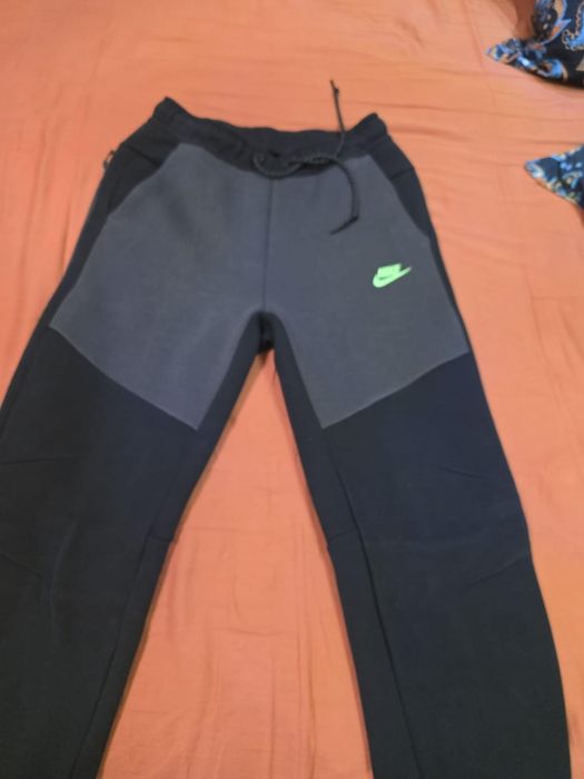 Pantaloni Nike tech