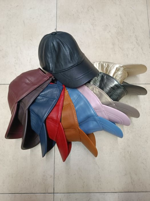 Кожена шапка с помпон от естествен косъм