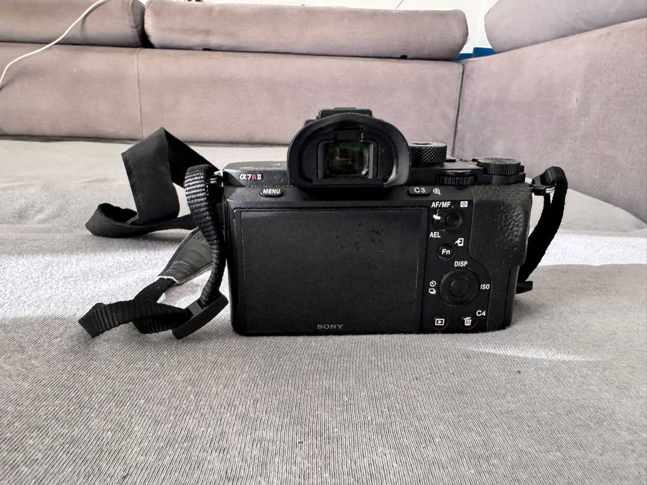 Aparat foto Sony A7 RII + grip , baterie Sony, încărcător baterie