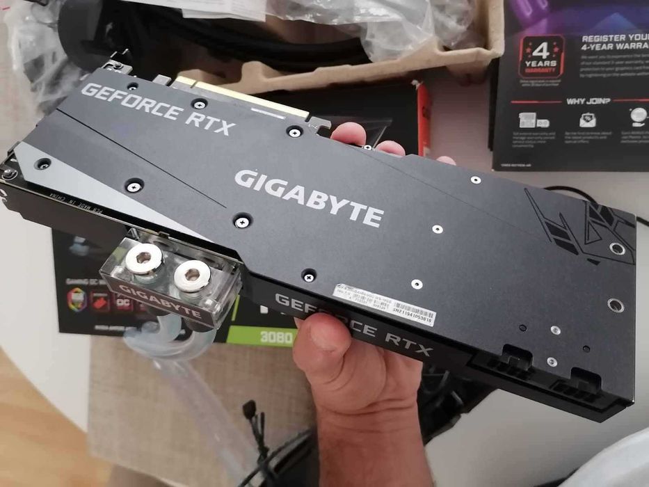 GIGABYTE RTX 3080 GAMING OC WB racita pe apa cu MSI 360R ARGB