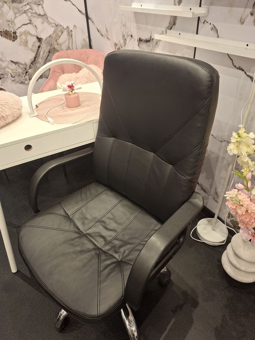 Кожен стол. Без забележки по кожата.