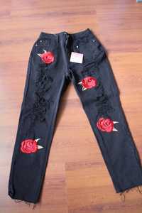 Черни дънки с бродирани червени рози