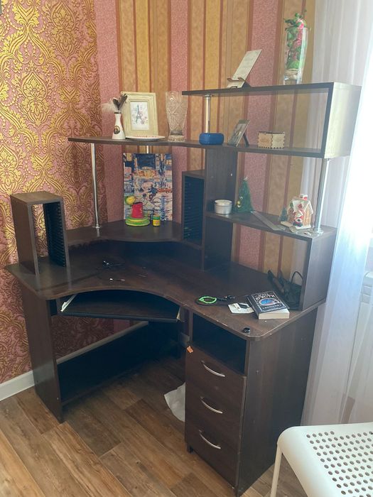 Продам стол и шкаф