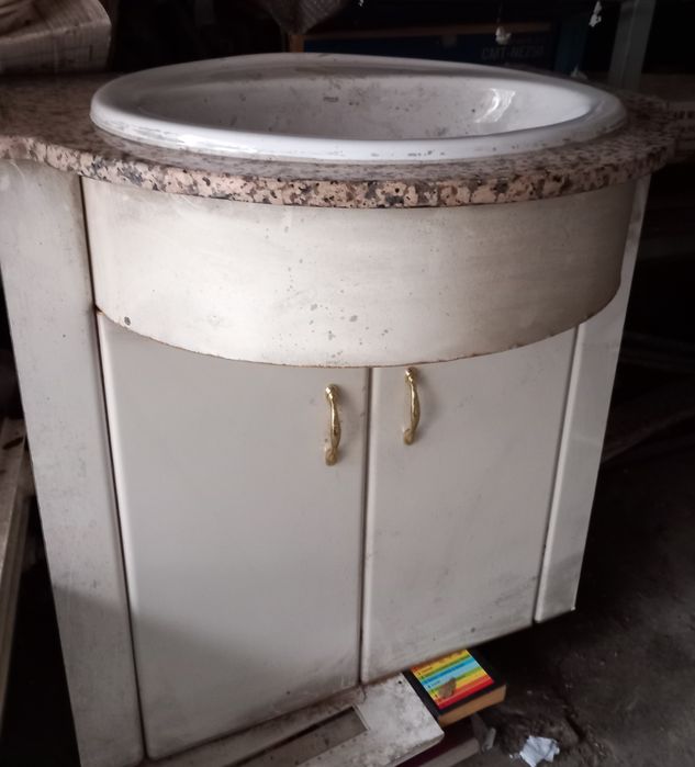 Шкаф с гранитен плот и мивка с батерия топла и студена вода