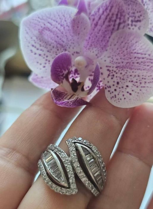 Красив сребърен пръстен с циркони