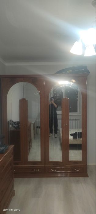 Добротный шкаф и комод