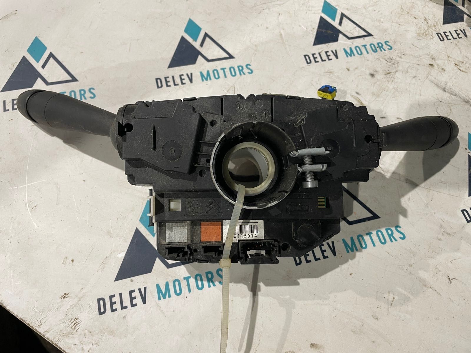 98081767ZD03 лостчета за мигачи фарове чистачки от Пежо 208 1.2i VTi