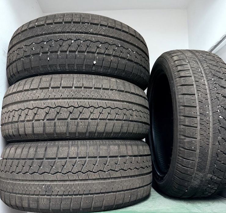 Зимние шины. В отличном состоянии. Размер 215/50R17