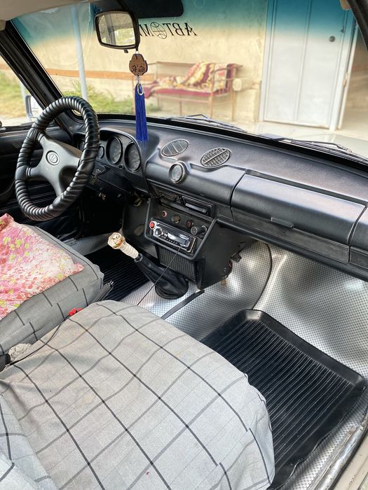 Lada 2106.