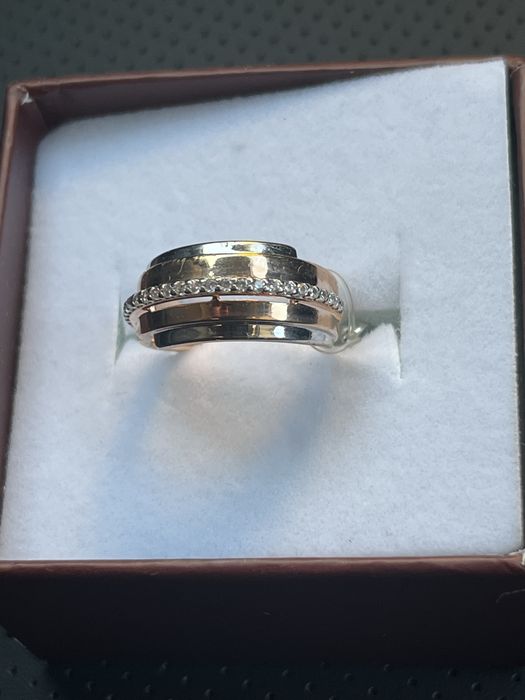 Продам кольцо , серебро с фианитом р17