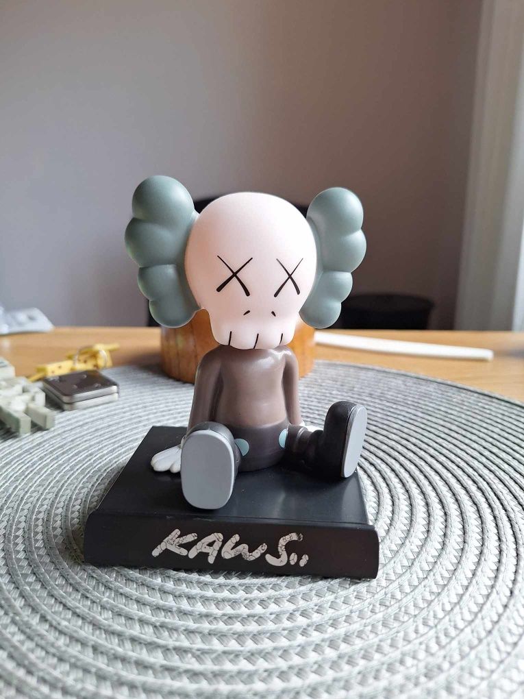 KAWS фигурка за кола или десктоп