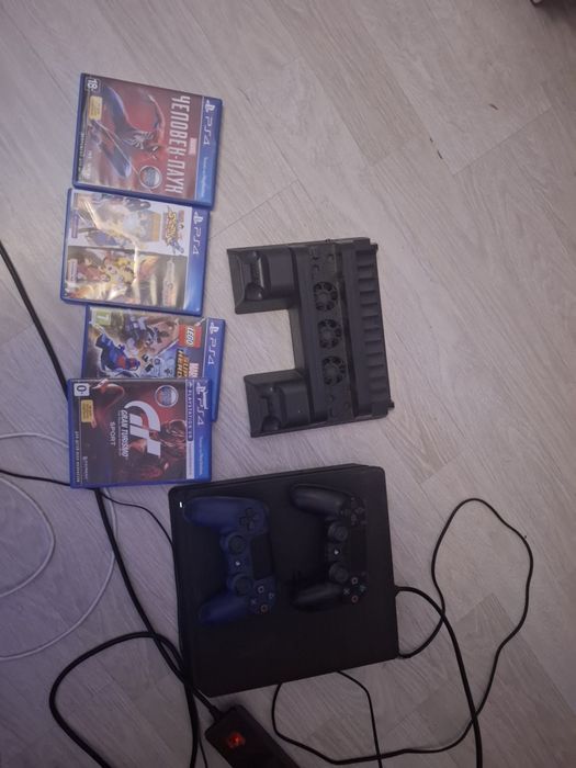 Ps4 Пс4 в хорошем состоянии с 2 джойстикоми
