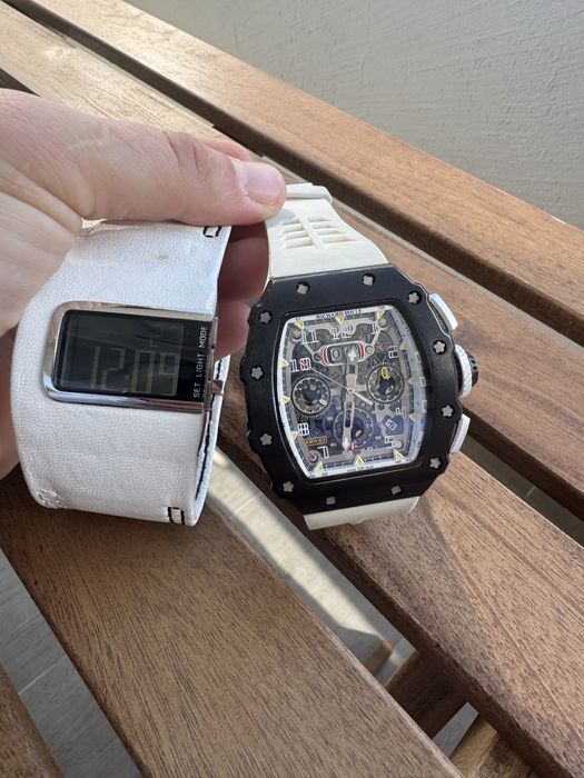 Два бели часовник diesel