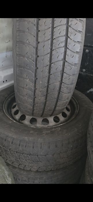 Vând cauciucuri cu jante de tabla  205/65/16 C pentru Renault Trafic
