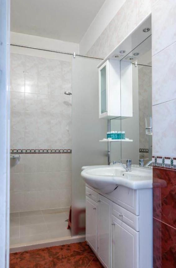 Дава се под наем Тристаен апартамент в София, Център - 100 кв.м за 950 € - Снимка #7