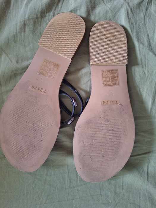 papuci de vara albi sau negri