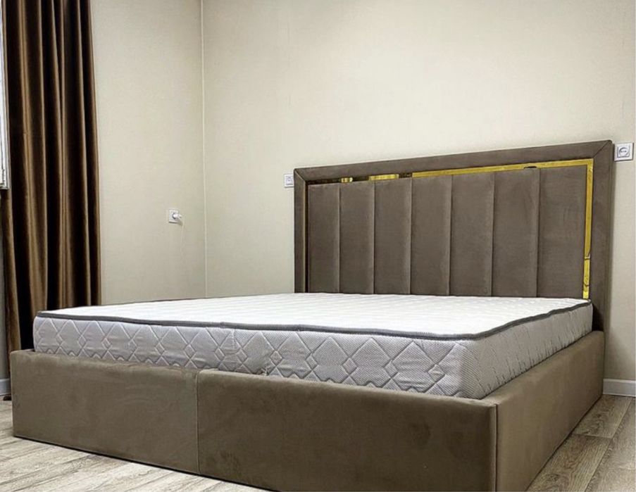Продам кровать с золотыми вставками