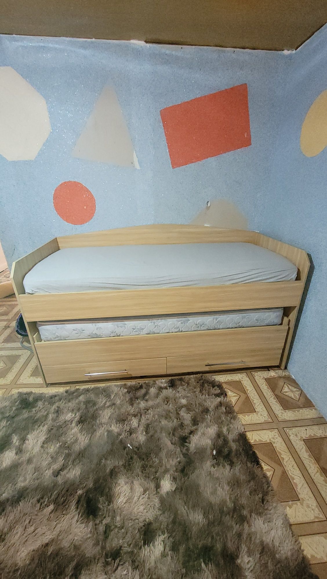 Продам детскую кровать 2 ярусную+ стол