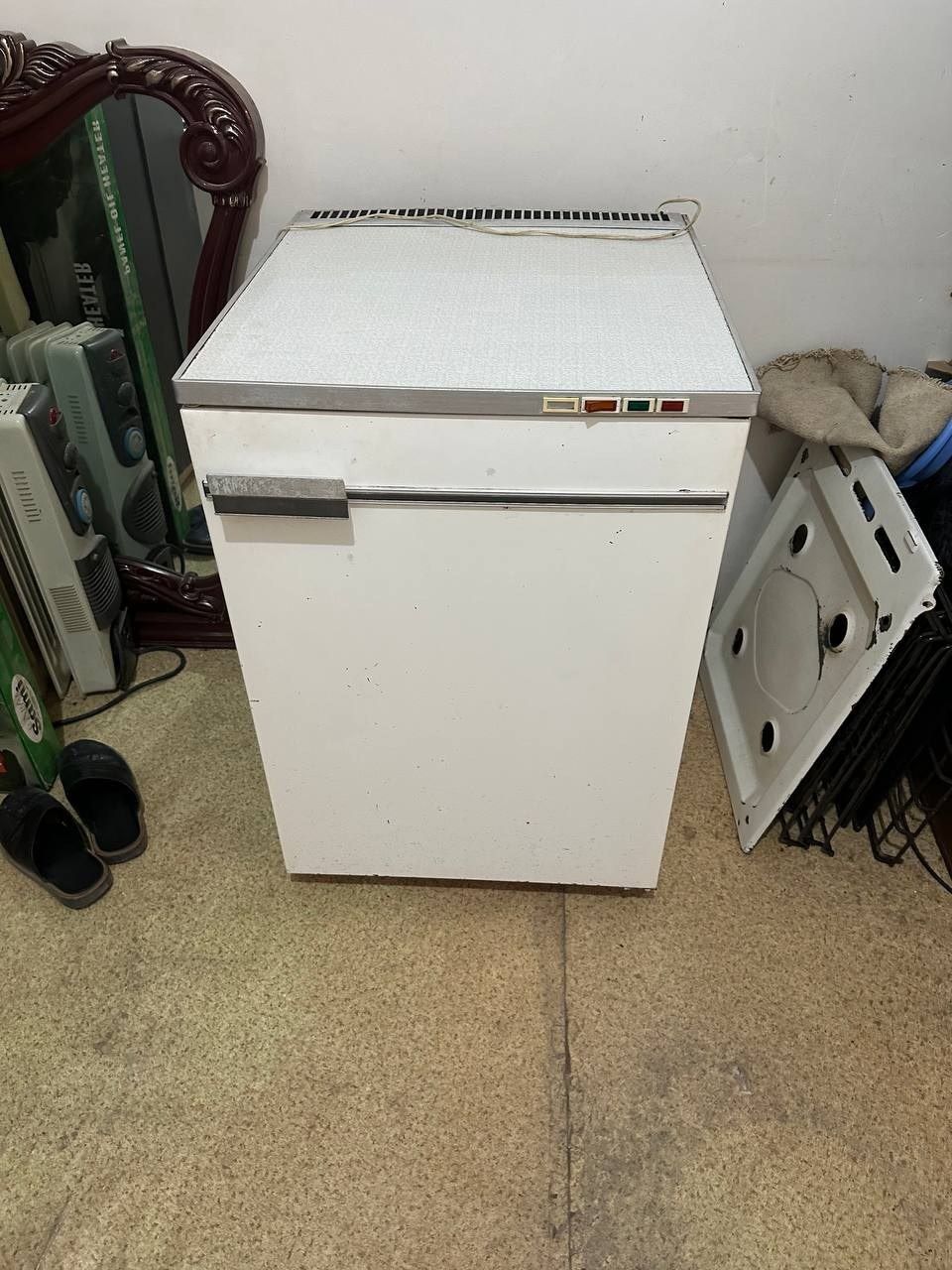 Срочно продаётся мороженое фрейзе аппарат 380 w, морозильник.