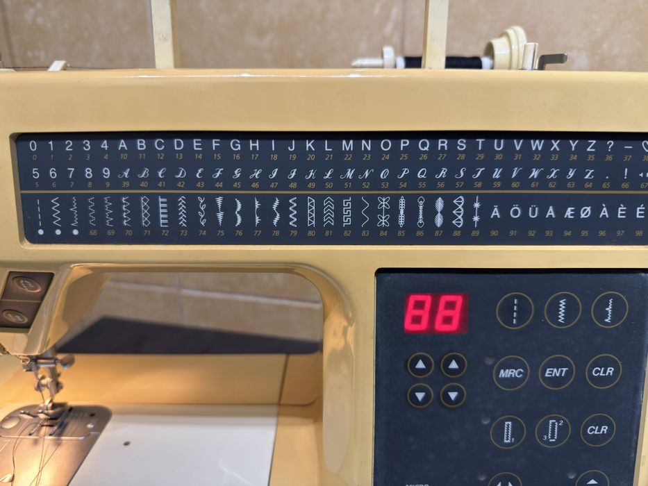 Masina de cusut brodat festonat si butoniere SINGER 2210
