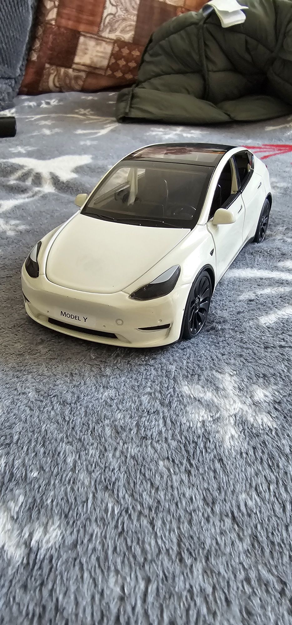 Macheta metalica tesla model y 1:24 noua