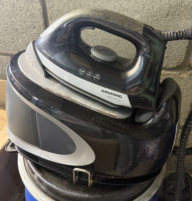Утюг с парогенератором Grundig на запчасти или для ремонта