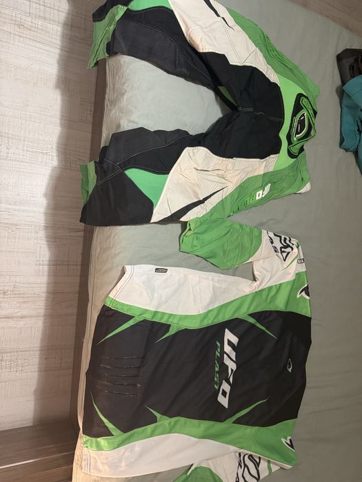 Бридж кросов панталон и блуза