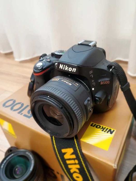 Set Nikon D5100 DSLR – cu 2 obiective si trepied