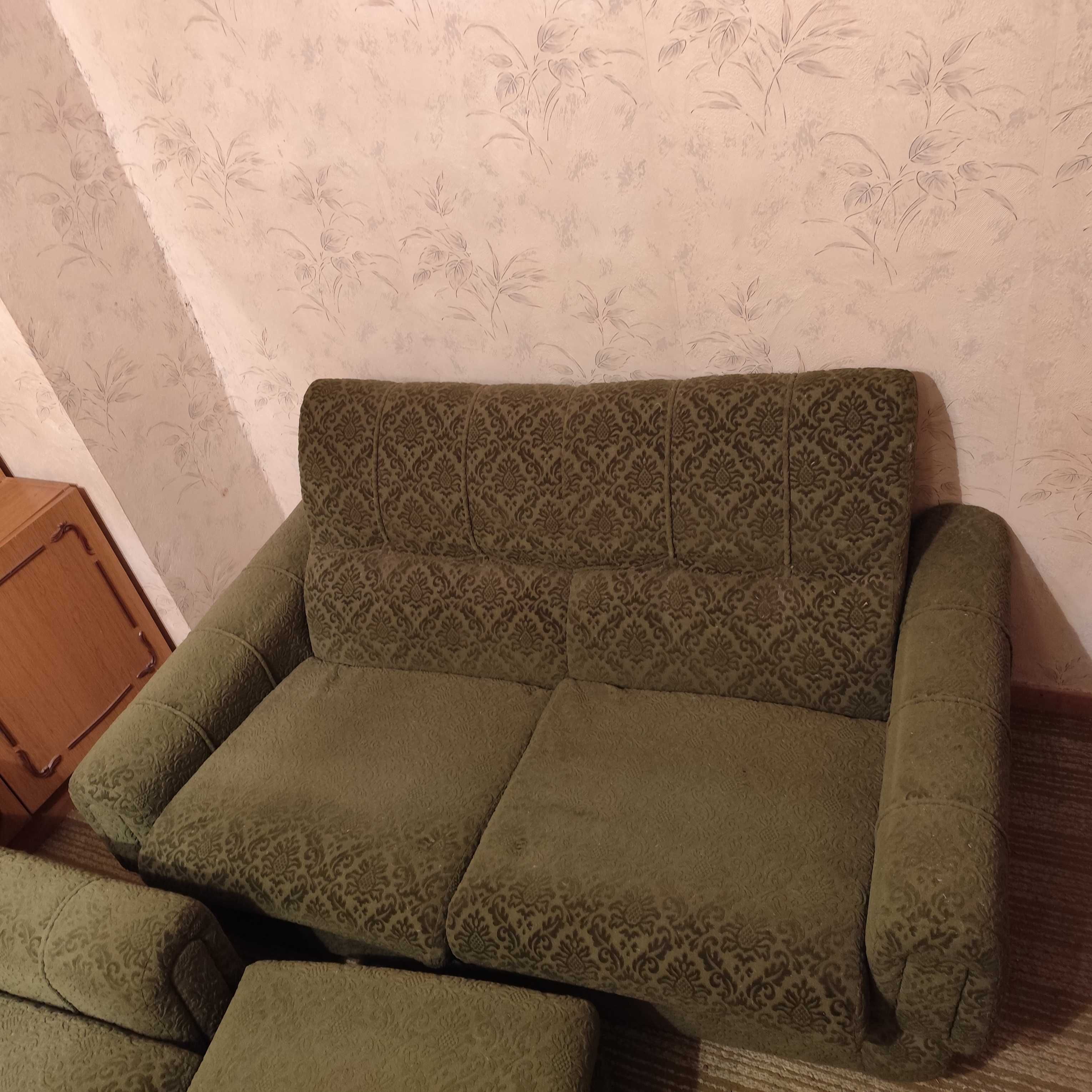 Запазени диван,2 фотьойла,2 табуретки
