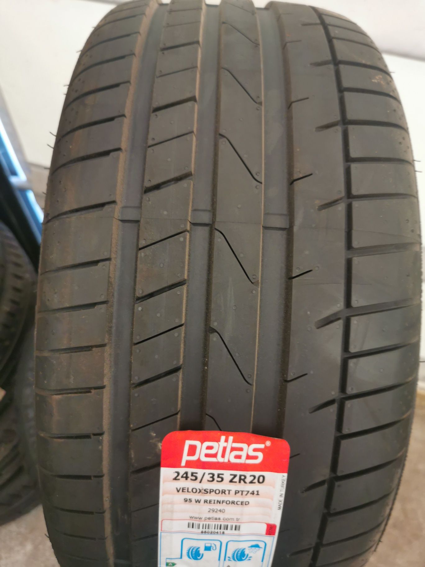 Vand anvelope de vara 245/35x20 marca Petlas