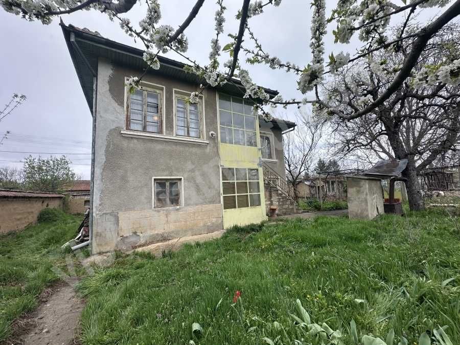 Двуетажна къща в село Ресен