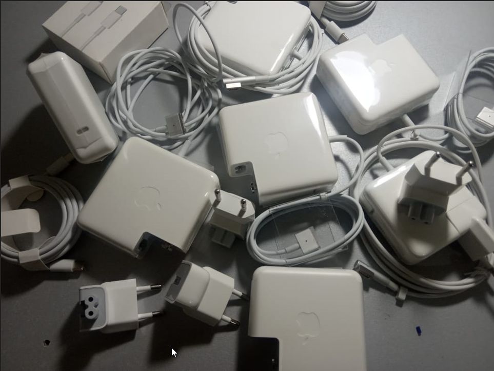 на ваш MacBook - зарядка, блок питания