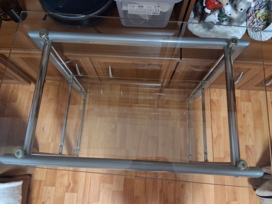Vând masă de sticla pe 3 nivele