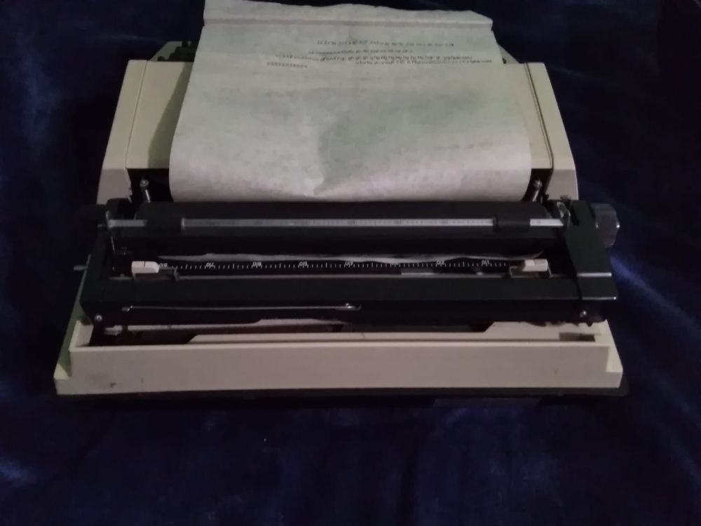 Masină de scris vintage functională - electrică