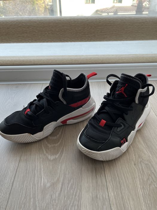 Adidasi Jordan.