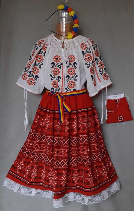 Costum popular pentru copii marimea  (10-11-12-13-14 ani)
275 lei