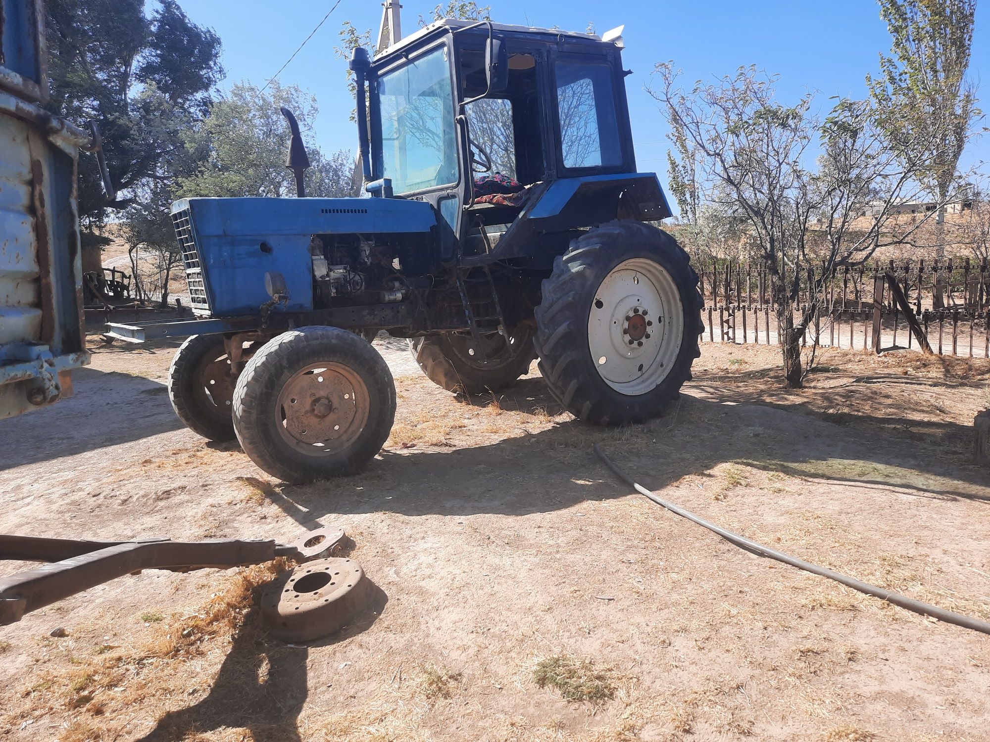Traktor mtz80 sotiladi