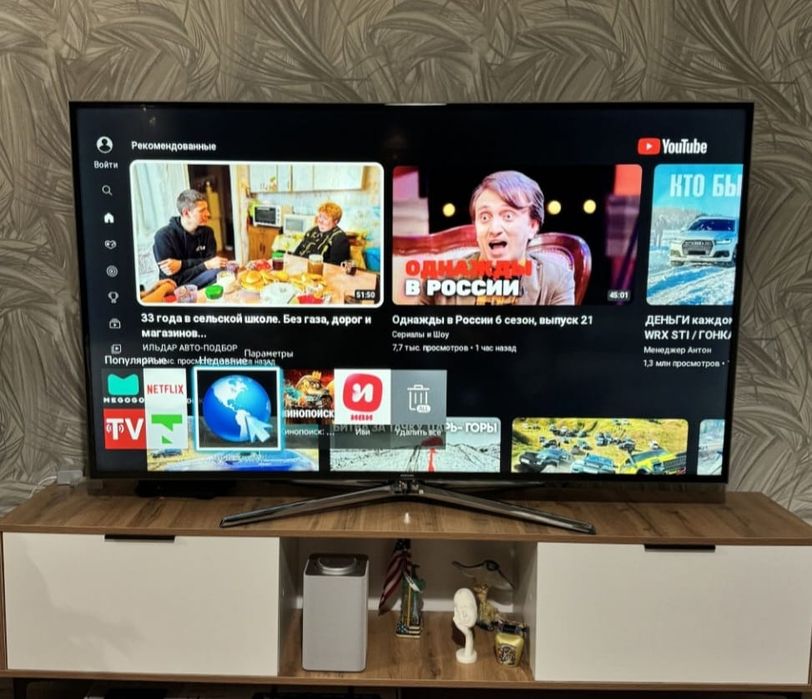 Большой смарт телевизор Samsung 140см