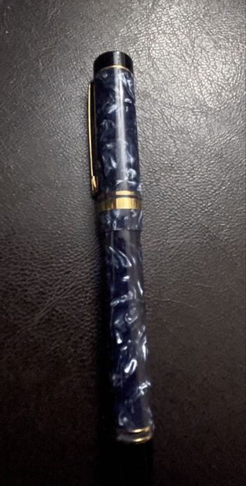 Stilou Duofold Sapphire Centenial model în rășină albastră aur 18k