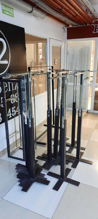 Вешалки и полки для магазина вещей