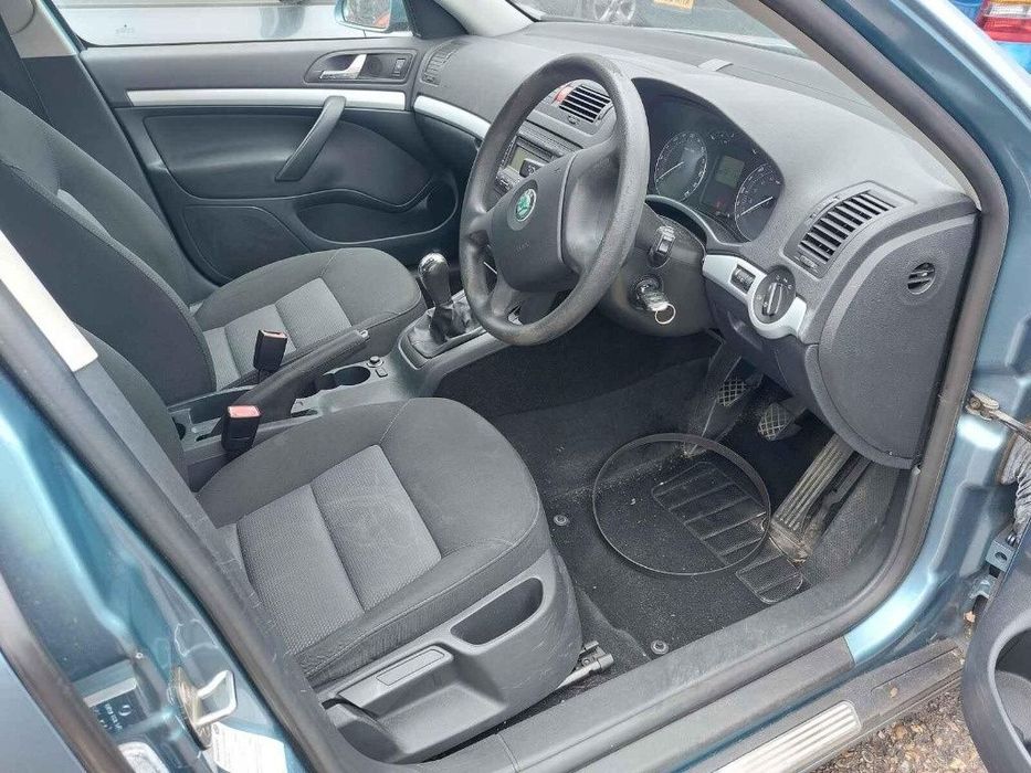 Aripa stanga fata Skoda Octavia 2 2008 BREAK 1.9 BXE