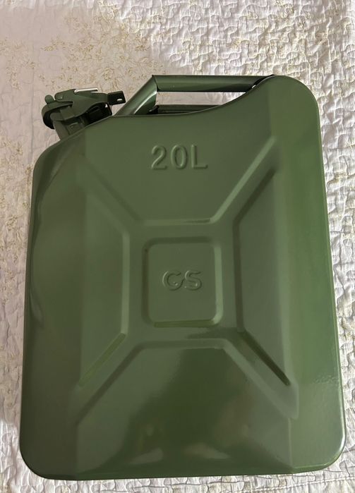 Канистра для заправки автомобиля