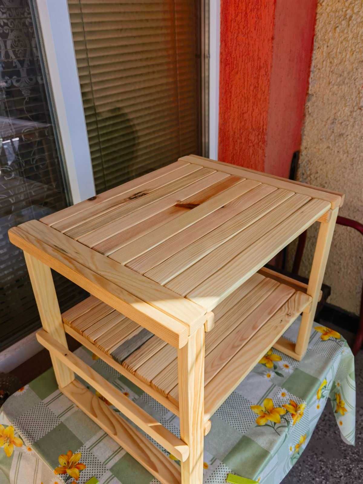 Ръчно изработено дървено шкафче.