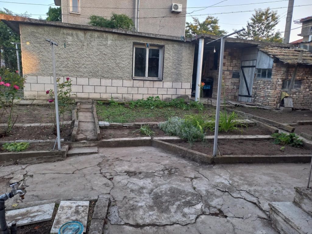 Двуетажна къща  с гараж