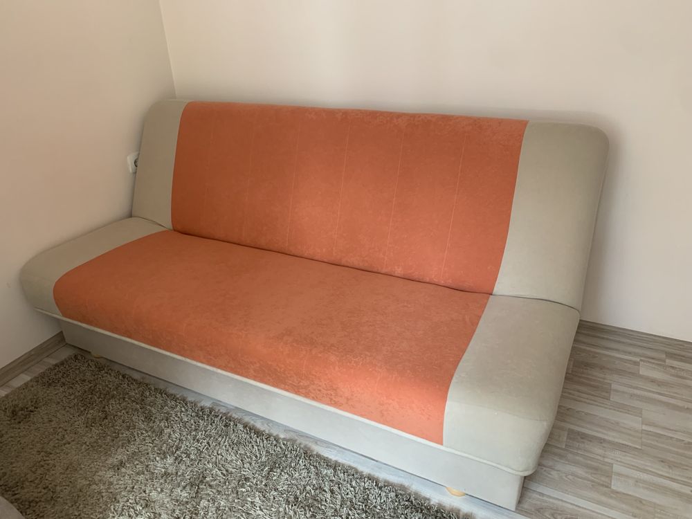 Продавам диван