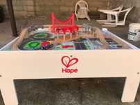 Дървена железопътна масичка Hape и влакче.Вече 100лв.