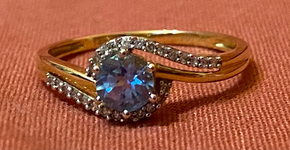 Златен пръстен с топаз с диаманти + сертификат размер 18 (5см и 8мм)